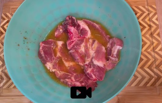 Συνταγή για μαρινάδα εσπεριδοειδών για χοιρινές μπριζόλες. Διαφορετική μαρινάδα που ταιριάζει ιδανικά με τις χοιρινές μπριζόλες στο φούρνο.