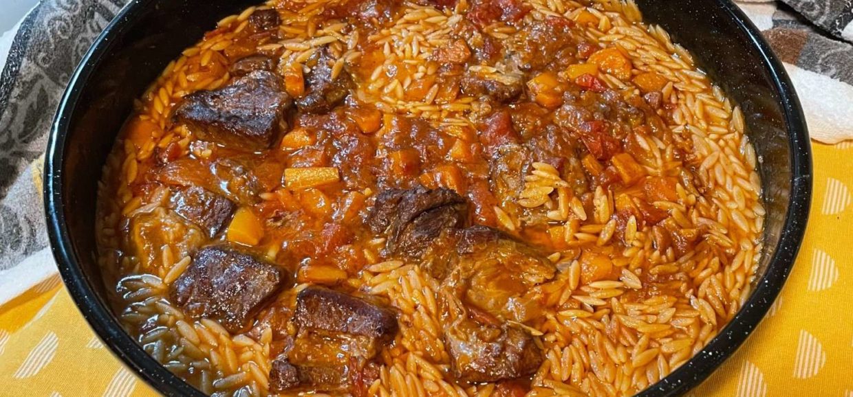 Συνταγή για παραδοσιακό Ελληνικό γιουβέτσι μοσχαράκι με σπυρωτό κριθαράκι και σάλτσα ντομάτας. Ένα φαγητό σαν λουκούμι.