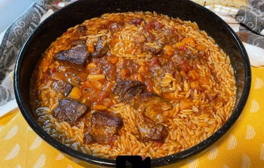 Συνταγή για παραδοσιακό Ελληνικό γιουβέτσι μοσχαράκι με σπυρωτό κριθαράκι και σάλτσα ντομάτας. Ένα φαγητό σαν λουκούμι.