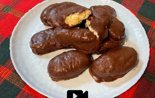 Συνταγή για σοκολατένια μπαόυντι με 3 υλικά. Είναι πεντανόστιμα και θα τα φτιάξετε σε λίγα μόνο λεπτά.