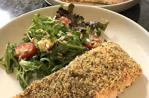 Δοκιμάστε μια γρήγορη συνταγή για ψημένο σολομό στο φούρνο με μουστάρδα ντιζόν. Περιέχει μια απλή κρούστα με ελαιόλαδο και φρυγανιά.