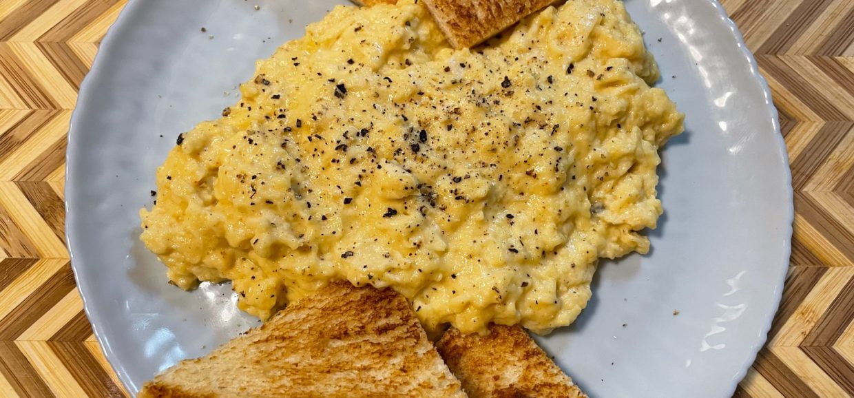 Συνταγή για τα διάσημα αυγά scrambled (σκραμπλ). Ένα υπέροχο brunch και όχι μόνο, με κρεμώδη υφή και υπέροχη γεύση για όλες τις ώρες.