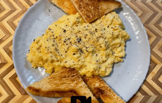Συνταγή για τα διάσημα αυγά scrambled (σκραμπλ). Ένα υπέροχο brunch και όχι μόνο, με κρεμώδη υφή και υπέροχη γεύση για όλες τις ώρες.
