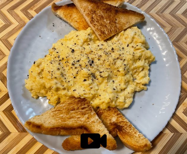 Συνταγή για τα διάσημα αυγά scrambled (σκραμπλ). Ένα υπέροχο brunch και όχι μόνο, με κρεμώδη υφή και υπέροχη γεύση για όλες τις ώρες.