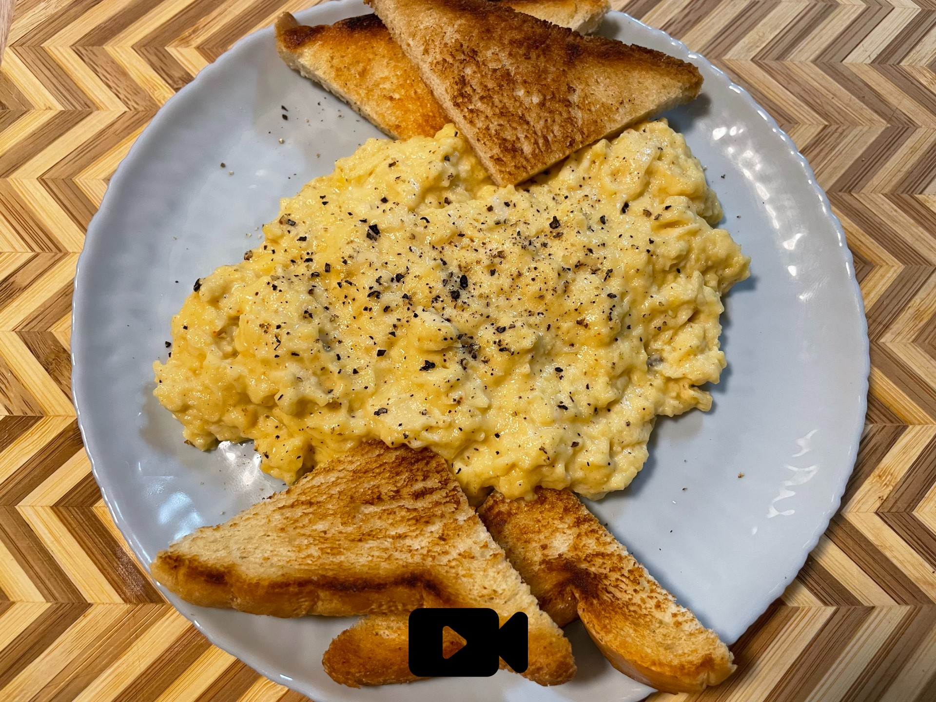 Συνταγή για τα διάσημα αυγά scrambled (σκραμπλ). Ένα υπέροχο brunch και όχι μόνο, με κρεμώδη υφή και υπέροχη γεύση για όλες τις ώρες.