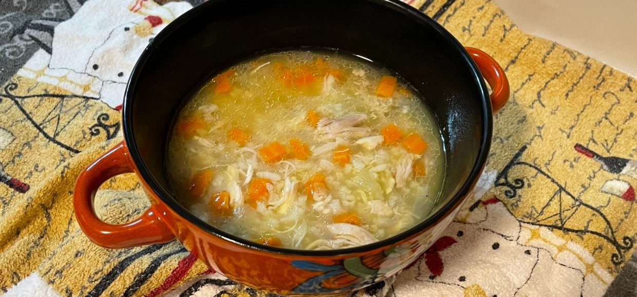 Δοκιμάστε μια εύκολη και πολύ θρεπτική σούπα με ζωμό από κόκαλα κοτόπουλο, λαχανικά και ρύζι. Ιδανική για το χειμώνα.