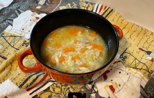 Δοκιμάστε μια εύκολη και πολύ θρεπτική σούπα με ζωμό από κόκαλα κοτόπουλο, λαχανικά και ρύζι. Ιδανική για το χειμώνα.