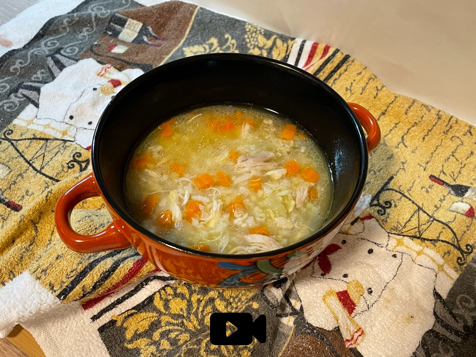 Δοκιμάστε μια εύκολη και πολύ θρεπτική σούπα με ζωμό από κόκαλα κοτόπουλο, λαχανικά και ρύζι. Ιδανική για το χειμώνα.