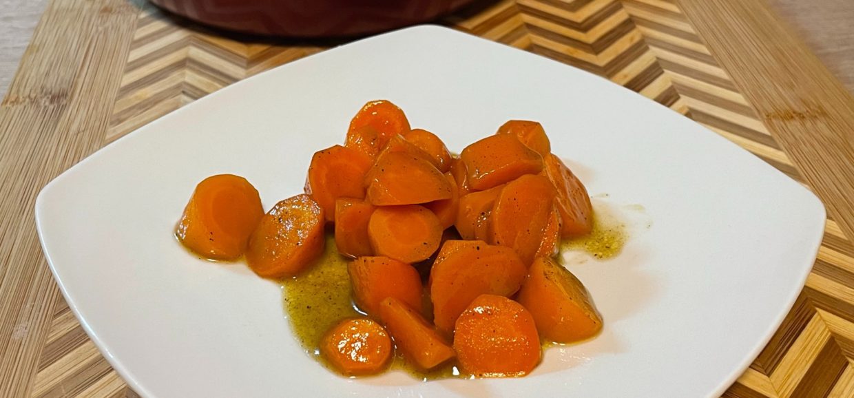 Συνταγή για υπέροχα καρότα γλασέ. Είναι τραγανά και τρυφερά ταυτόχρονα και τα φτιάχνουμε σε λίγα μόνο λεπτά.