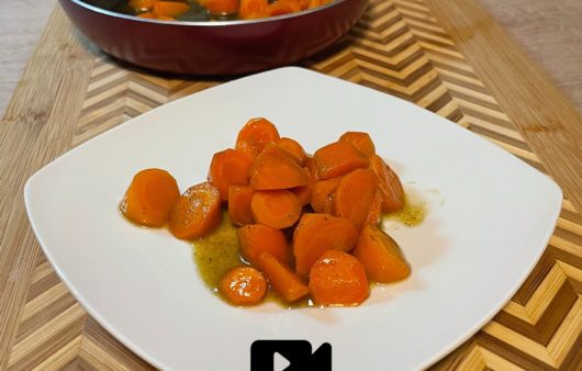 Συνταγή για υπέροχα καρότα γλασέ. Είναι τραγανά και τρυφερά ταυτόχρονα και τα φτιάχνουμε σε λίγα μόνο λεπτά.