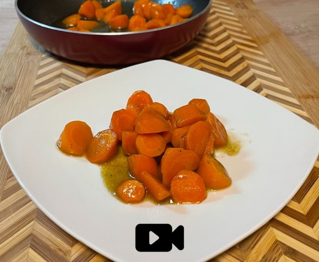 Συνταγή για υπέροχα καρότα γλασέ. Είναι τραγανά και τρυφερά ταυτόχρονα και τα φτιάχνουμε σε λίγα μόνο λεπτά.