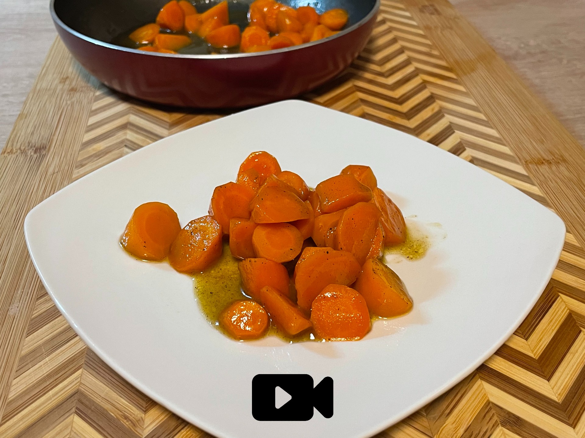 Συνταγή για υπέροχα καρότα γλασέ. Είναι τραγανά και τρυφερά ταυτόχρονα και τα φτιάχνουμε σε λίγα μόνο λεπτά.