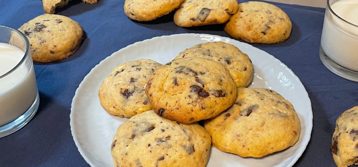Συνταγή για υπέροχα λευκά soft cookies με κομμάτια λευκής και σκούρας σοκολάτας κουβερτούρας. Είναι μαλακά, αφράτα και πεντανόστιμα.