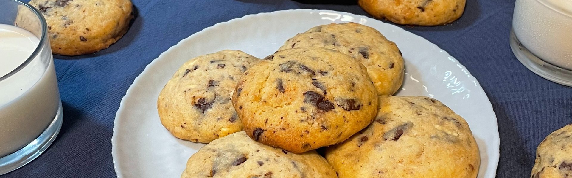 Συνταγή για υπέροχα λευκά soft cookies με κομμάτια λευκής και σκούρας σοκολάτας κουβερτούρας. Είναι μαλακά, αφράτα και πεντανόστιμα.