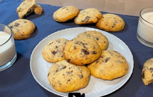 Συνταγή για υπέροχα λευκά soft cookies με κομμάτια λευκής και σκούρας σοκολάτας κουβερτούρας. Είναι μαλακά, αφράτα και πεντανόστιμα.