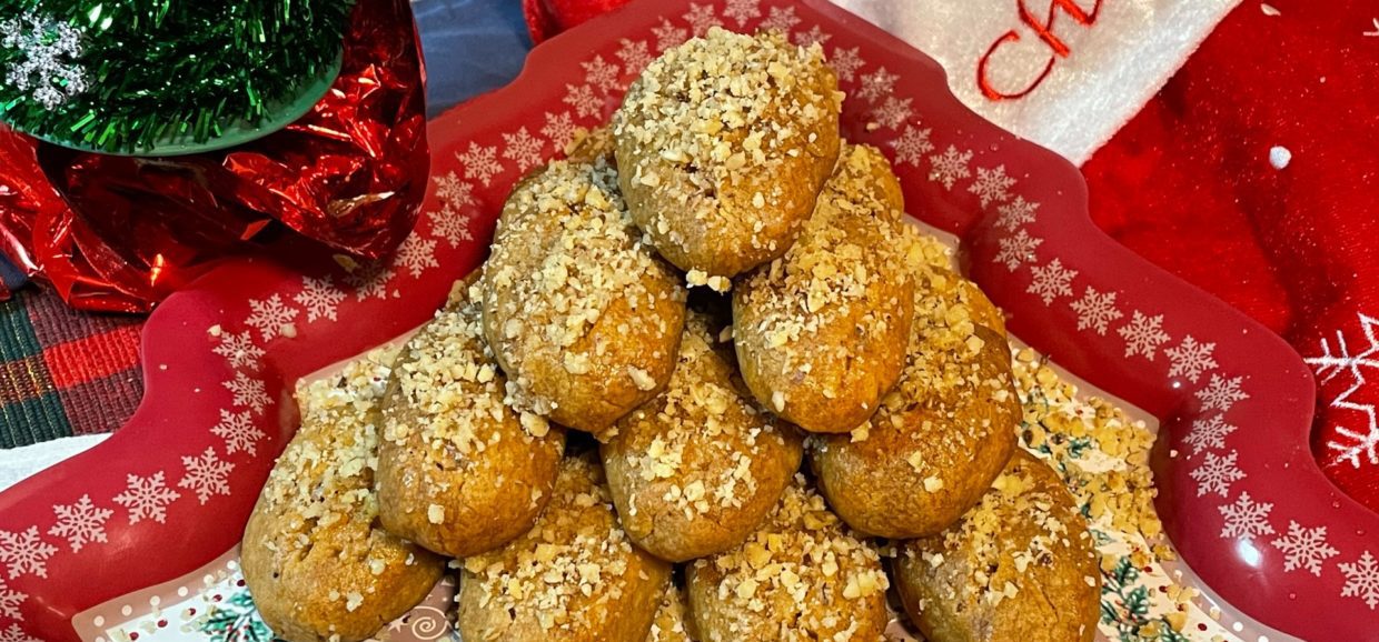 Δοκιμάστε μια οικονομική συνταγή για μελομακάρονα χωρίς ελαιόλαδο. Είναι Τραγανά από έξω και σωστά μελωμένα στο εσωτερικό τους.