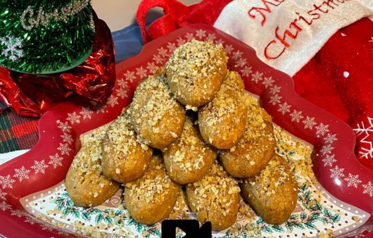 Δοκιμάστε μια οικονομική συνταγή για μελομακάρονα χωρίς ελαιόλαδο. Είναι Τραγανά από έξω και σωστά μελωμένα στο εσωτερικό τους.