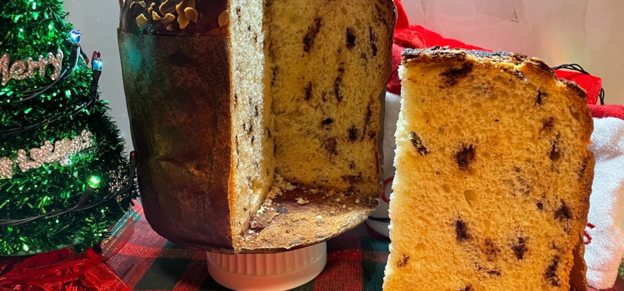 Δοκιμάστε μια εύκολη συνταγή για το κλασικό Ιταλικό Panettone. Ένα αφράτο γλυκό ψωμί, βουτυρένιο και με κομμάτια σοκολάτας.