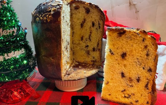 Δοκιμάστε μια εύκολη συνταγή για το κλασικό Ιταλικό Panettone. Ένα αφράτο γλυκό ψωμί, βουτυρένιο και με κομμάτια σοκολάτας.