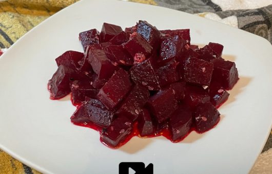 Συνταγή για παντζάρια γλασέ. Τρυφερά παντζάρια που περιέχουν βούτυρο, μέλι, ζωμό και χυμό πορτοκάλι.