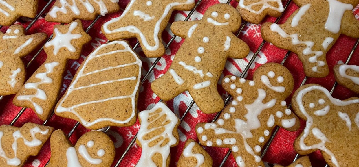 Συνταγή για μπισκότα gingerbread με τζίντζερ και κανέλα. Ένα κλασικό χριστουγεννιάτικο μπισκότο που θα το διακοσμήσετε μαζί με τα παιδιά σας. 