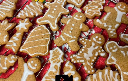 Συνταγή για μπισκότα gingerbread με τζίντζερ και κανέλα. Ένα κλασικό χριστουγεννιάτικο μπισκότο που θα το διακοσμήσετε μαζί με τα παιδιά σας. 