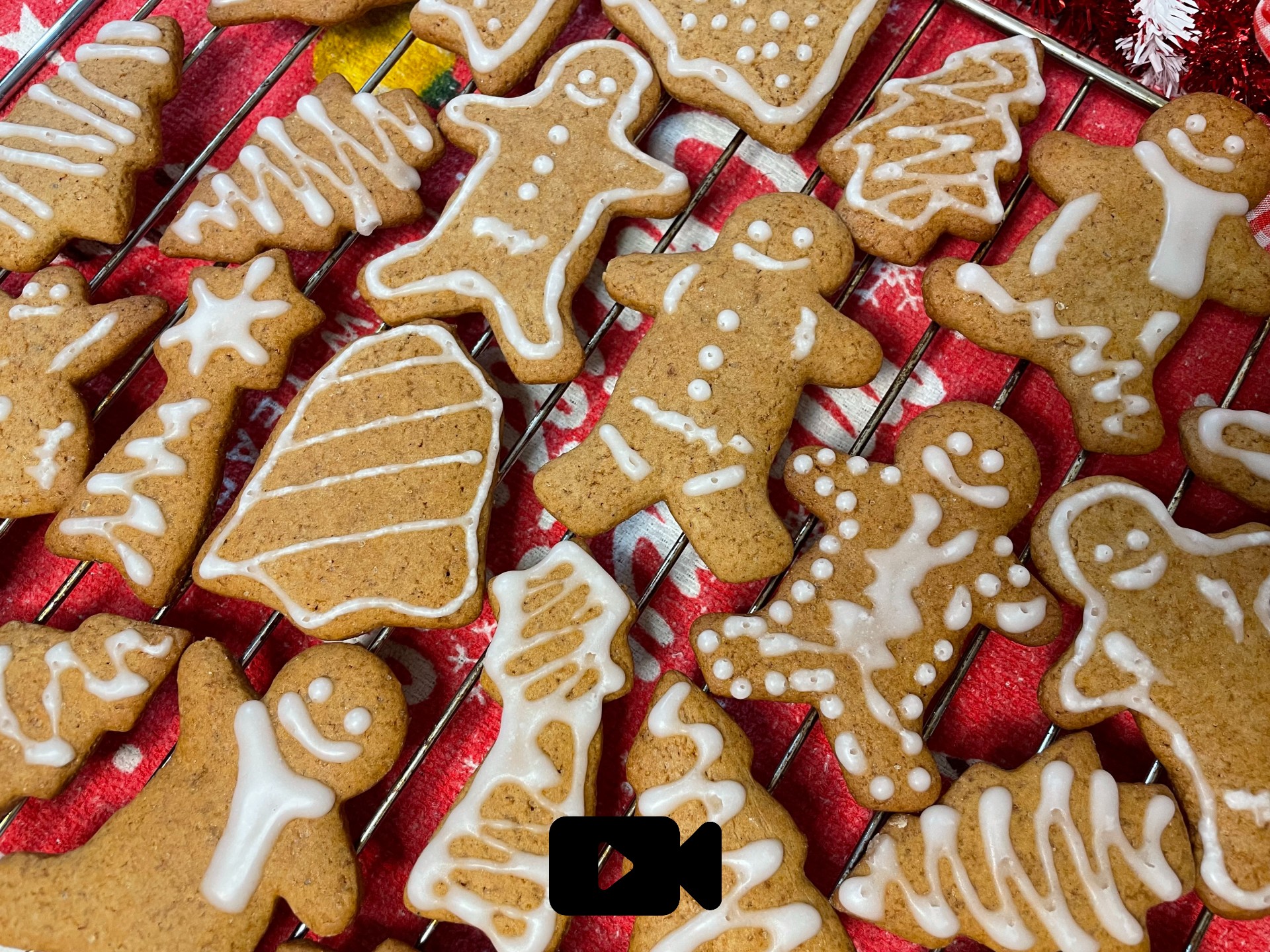 Συνταγή για μπισκότα gingerbread με τζίντζερ και κανέλα. Ένα κλασικό χριστουγεννιάτικο μπισκότο που θα το διακοσμήσετε μαζί με τα παιδιά σας. 