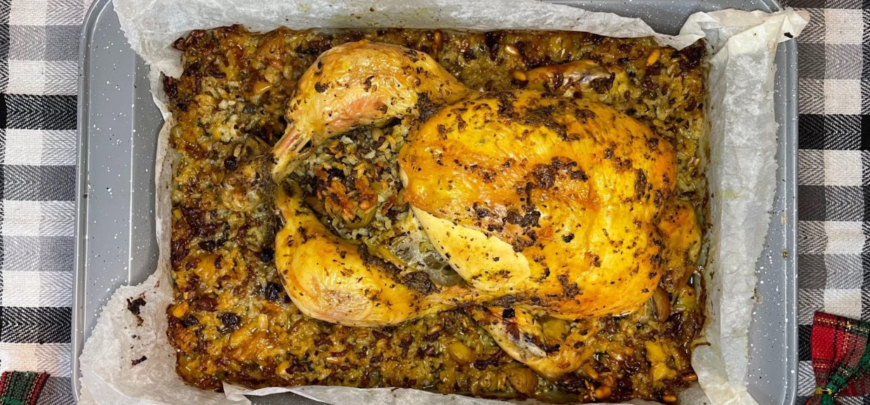 Δοκιμάστε μια υπέροχη συνταγή για το γιορτινό τραπέζι. Γεμιστό κοτόπουλο στο φούρνο με κιμά, κουκουνάρι, κάστανα και σταφίδες. 