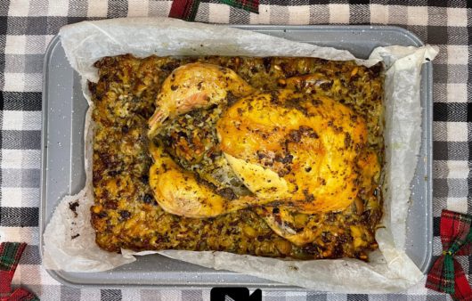 Δοκιμάστε μια υπέροχη συνταγή για το γιορτινό τραπέζι. Γεμιστό κοτόπουλο στο φούρνο με κιμά, κουκουνάρι, κάστανα και σταφίδες. 