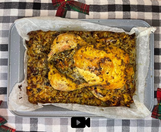 Δοκιμάστε μια υπέροχη συνταγή για το γιορτινό τραπέζι. Γεμιστό κοτόπουλο στο φούρνο με κιμά, κουκουνάρι, κάστανα και σταφίδες. 