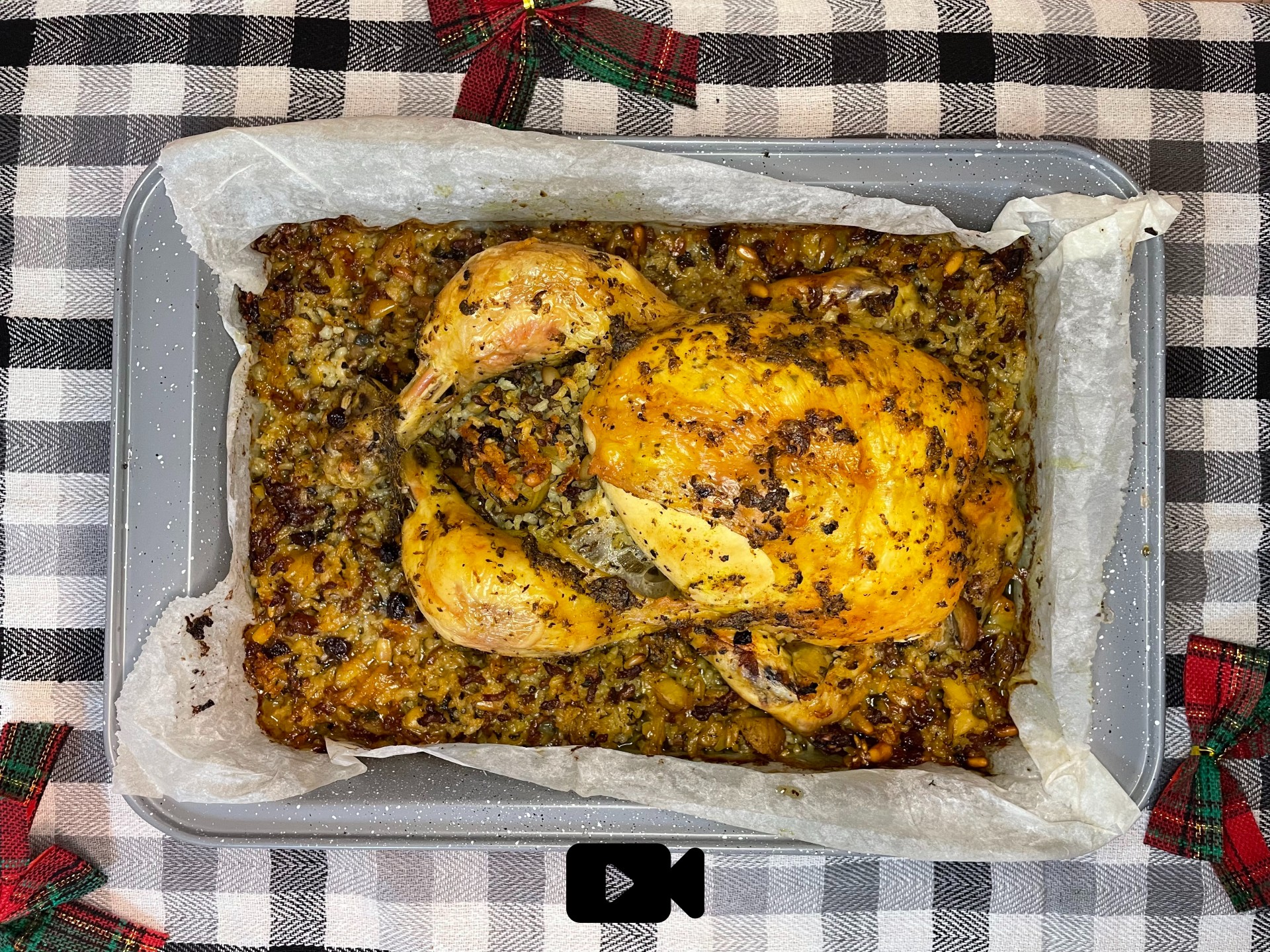 Δοκιμάστε μια υπέροχη συνταγή για το γιορτινό τραπέζι. Γεμιστό κοτόπουλο στο φούρνο με κιμά, κουκουνάρι, κάστανα και σταφίδες. 