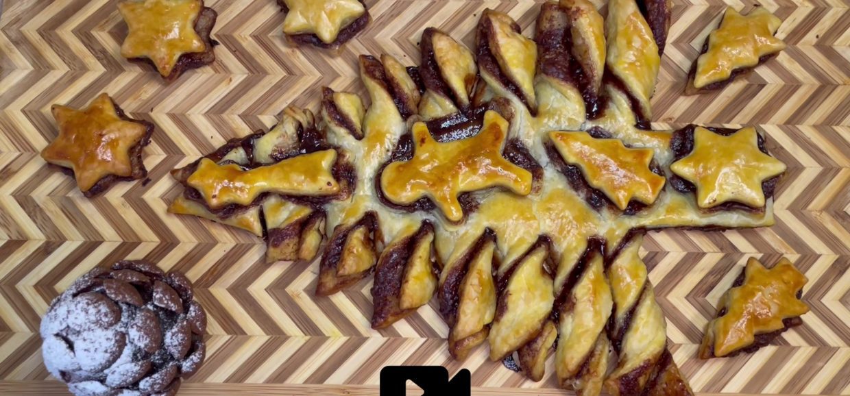 Φτιάξτε ένα υπέροχο σοκολατένιο Χριστουγεννιάτικο δέντρο με σφολιάτα και γέμιση από πραλίνα φουντουκιού. Ιδανικό να το σερβίρουμε στο πρωινό μας.