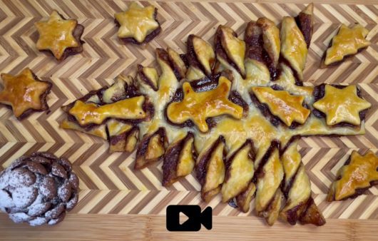 Φτιάξτε ένα υπέροχο σοκολατένιο Χριστουγεννιάτικο δέντρο με σφολιάτα και γέμιση από πραλίνα φουντουκιού. Ιδανικό να το σερβίρουμε στο πρωινό μας.