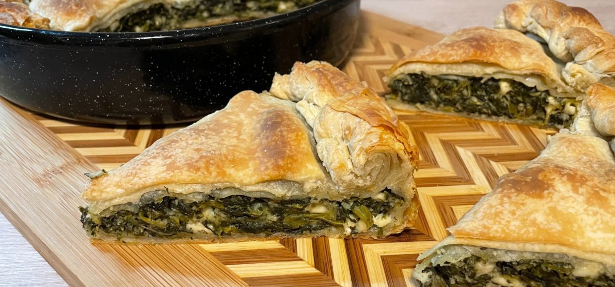 Συνταγή για σπανακοτυρόπιτα με χειροποίητο φύλλο! Μοναδική γέμιση με σπανάκι και τυρί και χειροποίητο, τραγανό φύλλο από τα χεράκια μας!