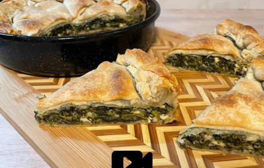 Συνταγή για σπανακοτυρόπιτα με χειροποίητο φύλλο! Μοναδική γέμιση με σπανάκι και τυρί και χειροποίητο, τραγανό φύλλο από τα χεράκια μας!