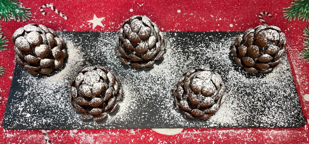 Δοκιμάστε να φτιάξετε αυτά τα υπέροχα Χριστουγεννιάτικα σοκολατένια κουκουνάρια με τα παιδάκια σας. Είναι υπέροχα σε εμφάνιση και γεύση.