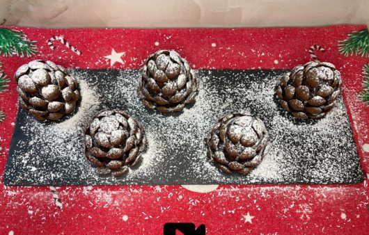 Δοκιμάστε να φτιάξετε αυτά τα υπέροχα Χριστουγεννιάτικα σοκολατένια κουκουνάρια με τα παιδάκια σας. Είναι υπέροχα σε εμφάνιση και γεύση.