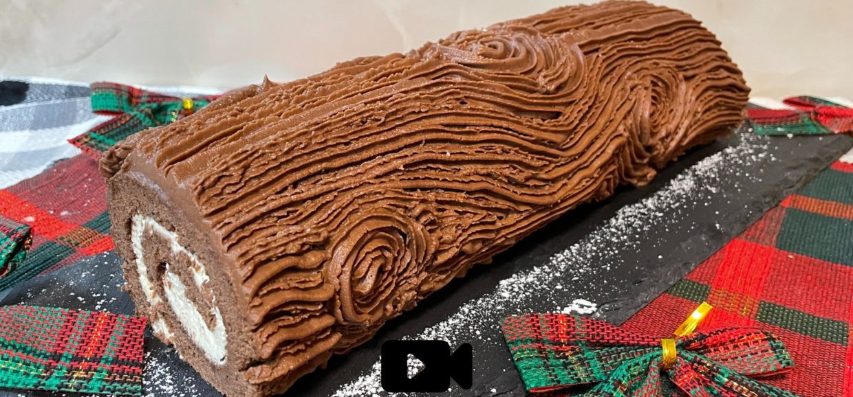 Συνταγή για το διάσημο Χριστουγεννιάτικο κορμό Buche de noel. Αφράτο παντεσπάνι γεμισμένο με λευκή κρέμα και επικαλυμμένο με γκανάς.