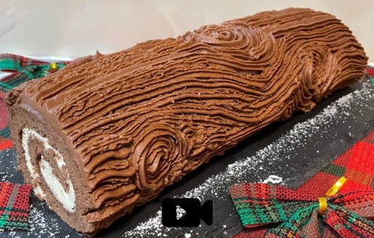 Συνταγή για το διάσημο Χριστουγεννιάτικο κορμό Buche de noel. Αφράτο παντεσπάνι γεμισμένο με λευκή κρέμα και επικαλυμμένο με γκανάς.