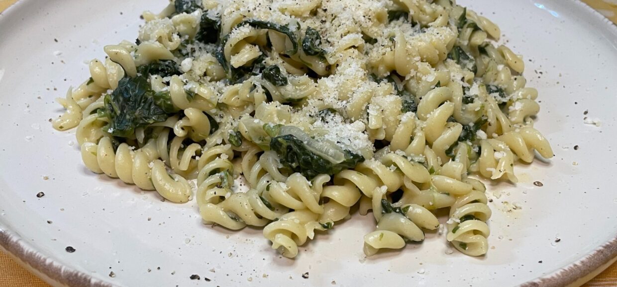 Συνταγή για ζυμαρικά βίδες με σπανάκι και τυρί κρέμα. Ένα γρήγορο και εύκολο γεύμα για όλους όσους δεν διαθέτουν πολύ χρόνο για μαγείρεμα.
