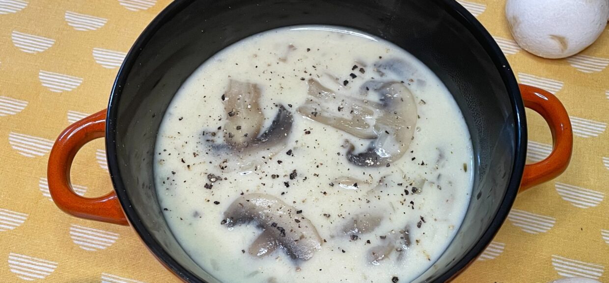 Συνταγή για υπέροχη και γευστική μανιταρόσουπα. Είναι κρεμώδης, με τρυφερά μανιτάρια, πλούσια σε γεύση και υφή.