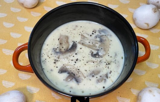 Συνταγή για υπέροχη και γευστική μανιταρόσουπα. Είναι κρεμώδης, με τρυφερά μανιτάρια, πλούσια σε γεύση και υφή.