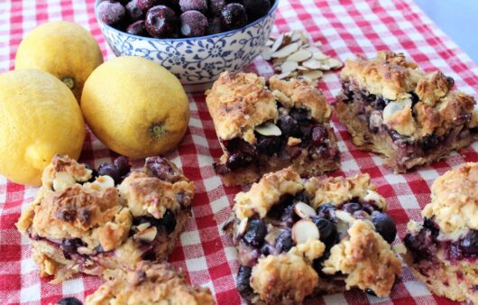 Δοκιμάστε μια αγαπημένη συνταγή για μπάρες που περιέχουν λεμόνι, blueberries και βρώμη.