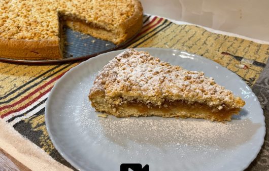 Συνταγή για τριφτή μηλόπιτα! Ψιχουλιαστή χειροποίητη ζύμη μπισκότου με γέμιση από μήλα και αρώματα κανέλας και λεμονιού!