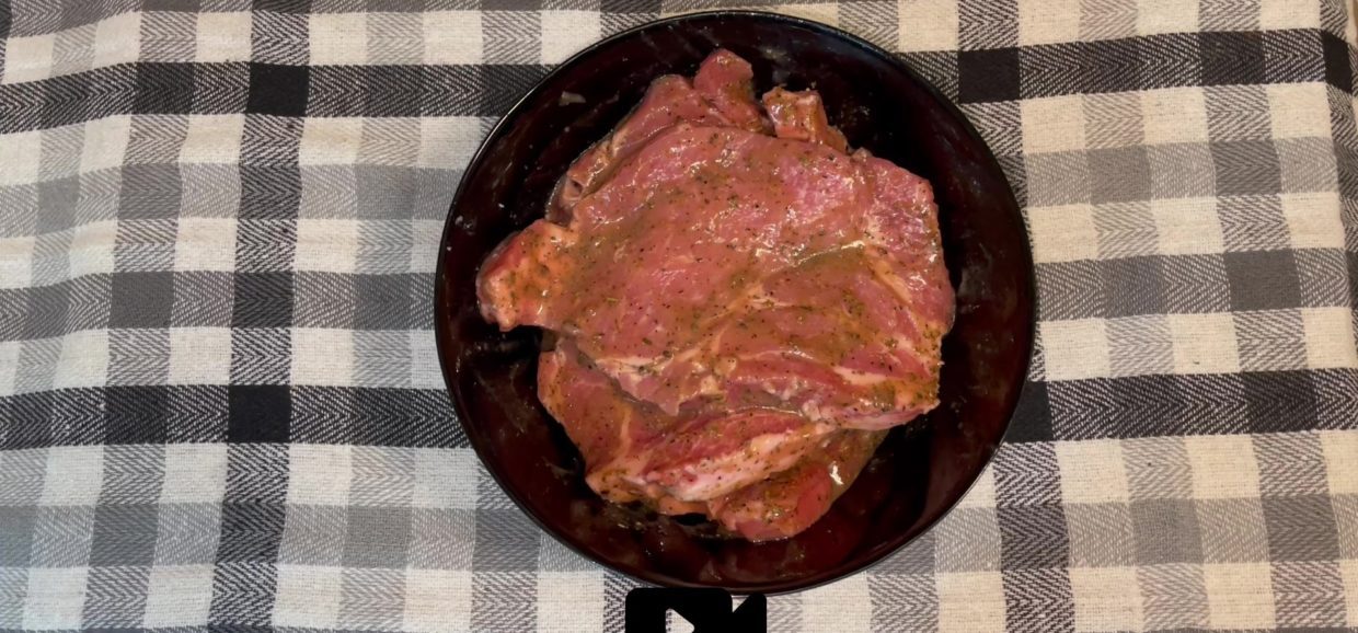 Δοκιμάστε μια υπέροχη και εύκολη σπιτική μαρινάδα για χοιρινές μπριζόλες, ιδανική για τηγάνι και όχι μόνο.