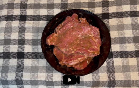 Δοκιμάστε μια υπέροχη και εύκολη σπιτική μαρινάδα για χοιρινές μπριζόλες, ιδανική για τηγάνι και όχι μόνο.