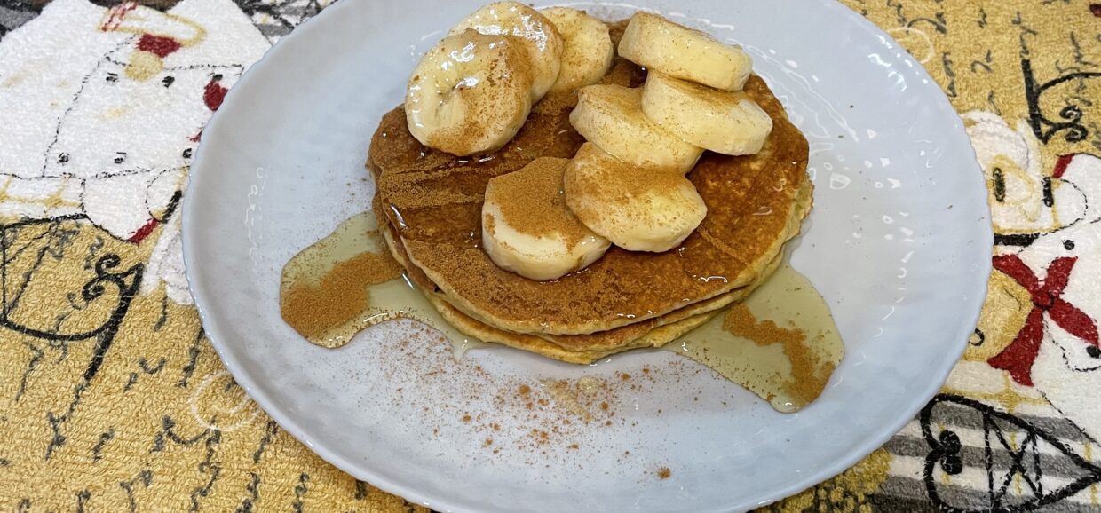 Δοκιμάστε αυτή την συνταγή για υγιεινά γλυκά πιτάκια βρώμης. Περιέχουν μπανάνα, βρώμη και αυγό.