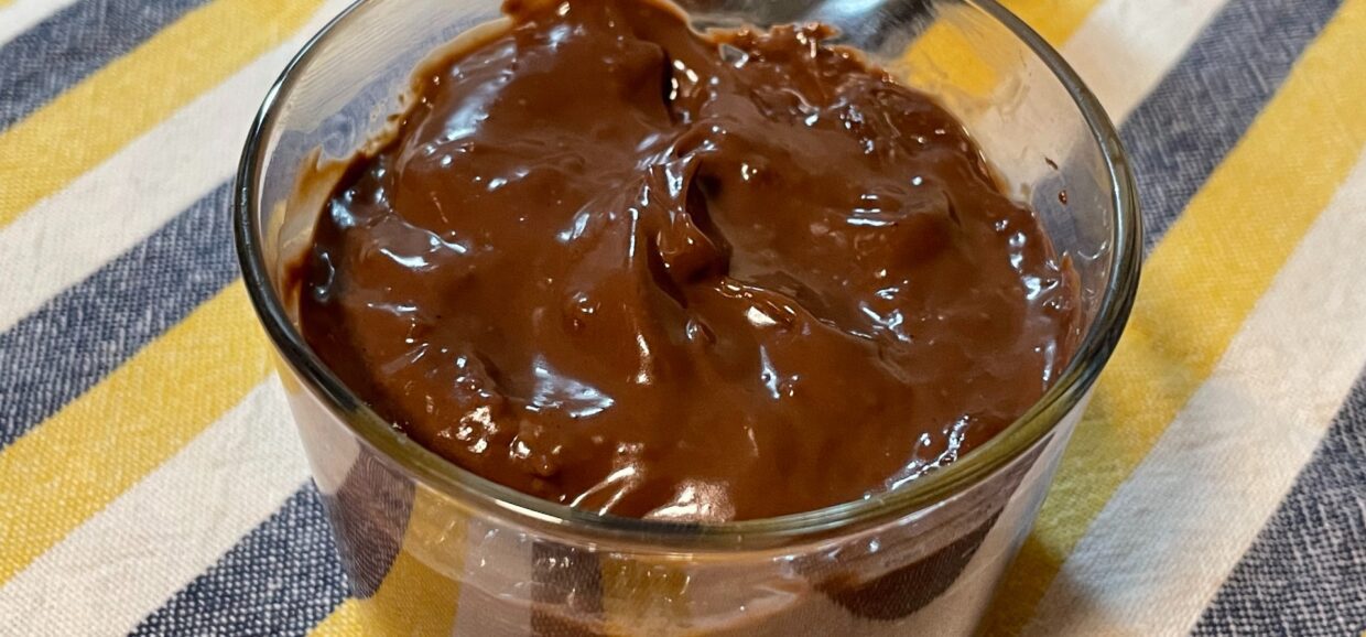 Δοκιμάστε μια υπέροχη, εύκολη και βελούδινη κρέμα σοκολάτας με κακάο και σοκολάτα κουβερτούρα. Φτιάξτε την σε λίγα μόνο λεπτά.