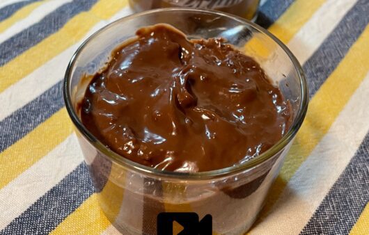 Δοκιμάστε μια υπέροχη, εύκολη και βελούδινη κρέμα σοκολάτας με κακάο και σοκολάτα κουβερτούρα. Φτιάξτε την σε λίγα μόνο λεπτά.