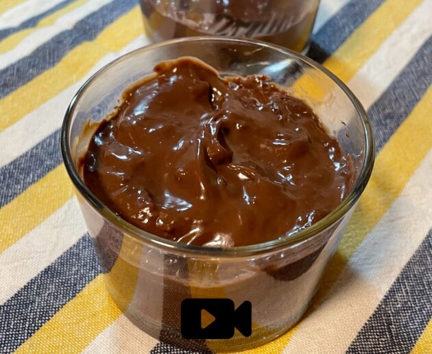 Δοκιμάστε μια υπέροχη, εύκολη και βελούδινη κρέμα σοκολάτας με κακάο και σοκολάτα κουβερτούρα. Φτιάξτε την σε λίγα μόνο λεπτά.